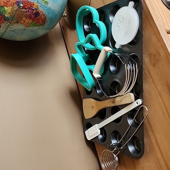 Pampered Chef baking lot - Picture 2 of 14